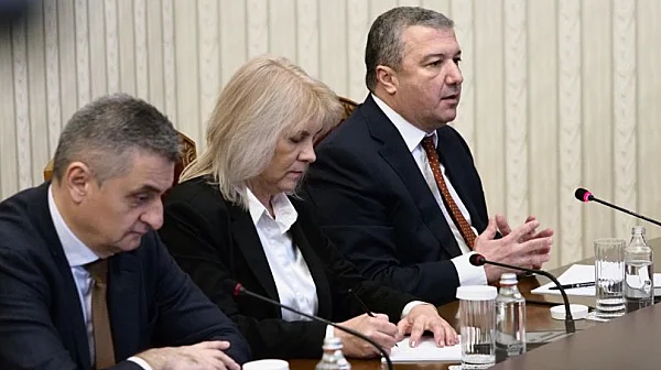 „Домовата книга“ върза ръцете на президента: Йотова и БСП атакуват „сглобката“