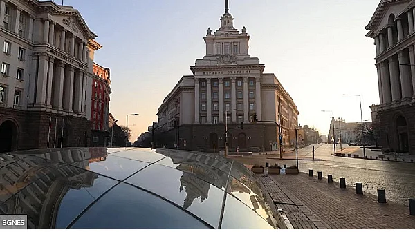 Депутатите се разотидоха, протестът остава пред празен парламент