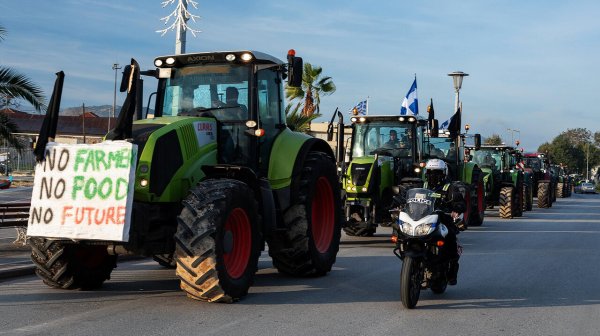 Гръцките фермери продължават с протестите, блокират касите на магистралите