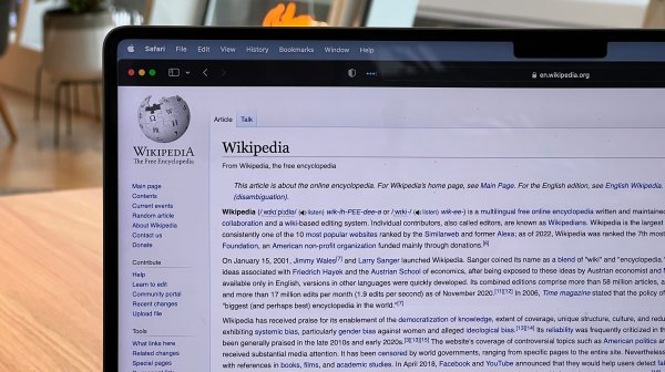 От Чарли Кърк до папа Лъв XIV: Кои са най-търсените страници в Уикипедия?