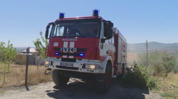 Продължава борбата с пожара в Сливенско