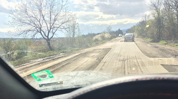 Сигнал до Фрог: Шофьори пукат гуми, падат джанти по пътищата на Борисов