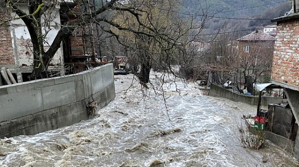 Потоп в Карловско - Стряма скъса дига, запуши мост, наводни къщи
