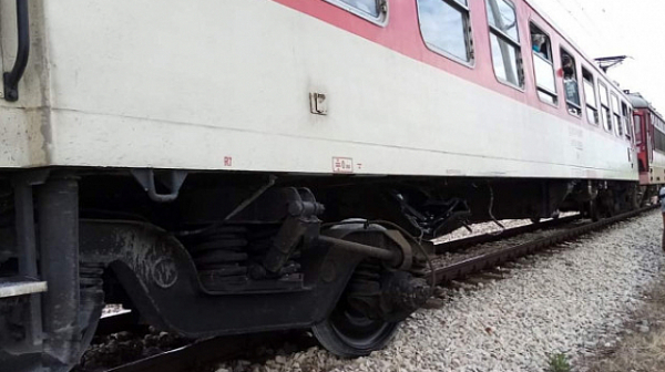 Спряха влаковете за Якоруда-Аврамово поради  паднала скална маса