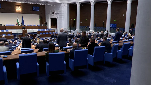 Депутатите удължиха работното си време до приемане на промените в ИК