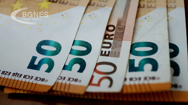 Вдигат минималната заплата в Гърция