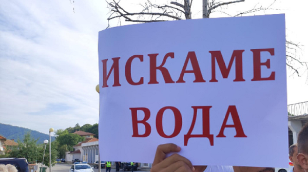 Безводието в Плевен изкара хората на протест - временно блокираха пътя София-Русе