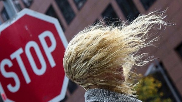 Студ и бурен вятър удрят страната – оранжев и жълт код навсякъде