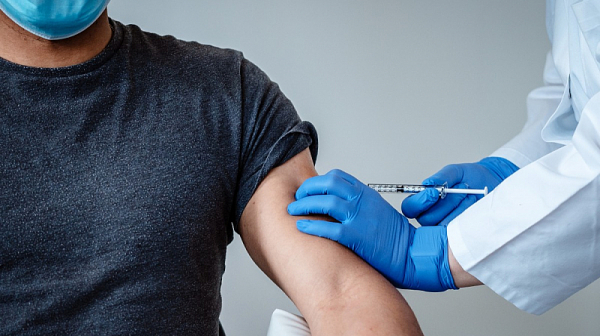 Оксфорд: Ваксинирането носи много по-малък риск от кръвни съсиреци, отколкото COVID-19