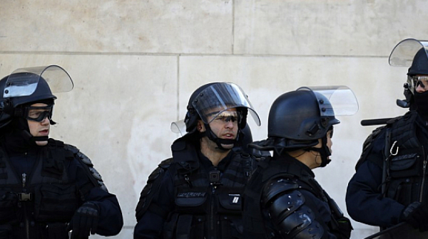 Мъж уби полицайка във Франция, докато вика ”Алах Акбар”