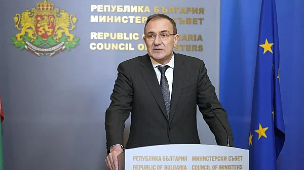 Увеличават заплатите на учителите с 5%