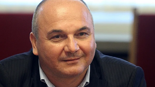Смешно е да се 