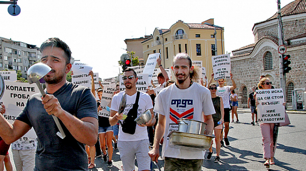 Протест на собственици и работещи в заведения в Пловдив