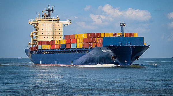 Кораб, пътуващ за Бургас, заседна в Босфора