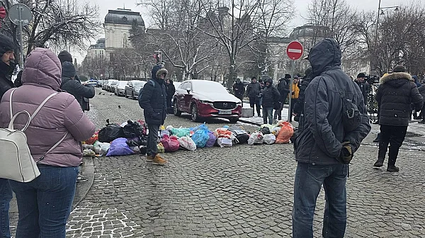 Протест пред Столична община, изсипаха чували с боклук