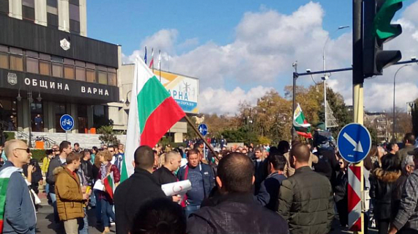 Протест срещу ”Хартиената коалиция” и във Варна