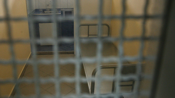 Правосъдният министър получи документи за нарушения в затворите
