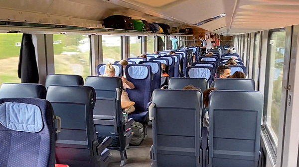 Влак с 185 пътници дерайлира в Германия заради свлачище