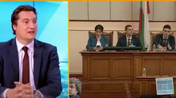 Крум Зарков за решението на парламента за Украйна: Коалицията оцеля на косъм
