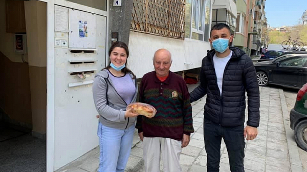 БСП-Варна помогна на над 500 нуждаещи се с пресни козунаци за Великден