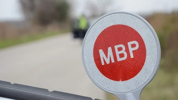 Шофьор блъсна полицай, рани друг и избяга