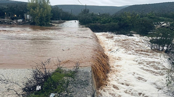 Мощната буря „Байрон“ парализира Гърция: Затворени училища, наводнения и хаос