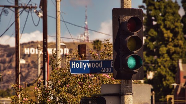 Смут в Холивуд: Netflix или Paramount?