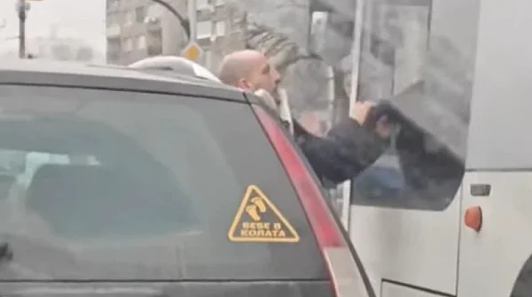 Шофьор нападна и ухапа водач на автобус в София