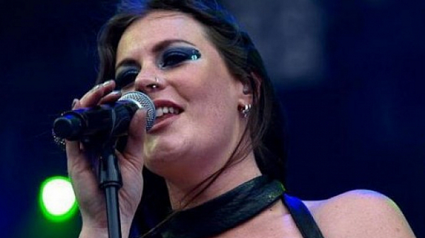 Певицата на „Nightwish“ е с рак на гърдата, призовава жените да се изследват