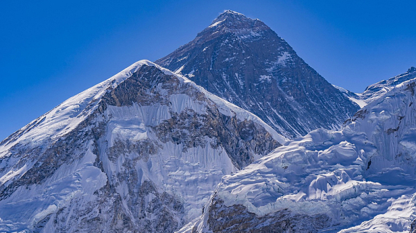 Еверест недостъпен: Тибет затвори маршрута заради снеговалежи