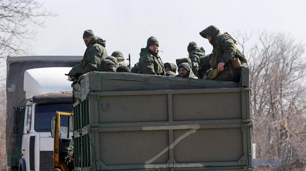 Руски военни проникват през прозореца, за да връчат повиквателни /видео/