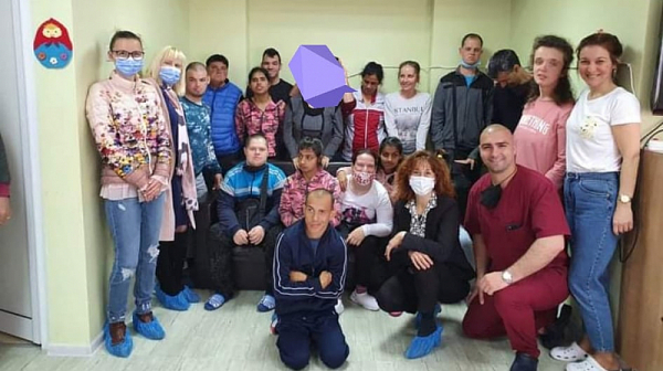 Солидарен Великден в Кърджали: Социалисти дариха на деца, пенсионери и бедни в храмовете