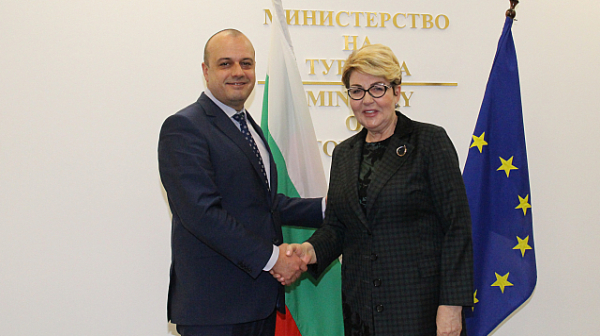 Министър Проданов обсъди развитието на туристопотока с Русия с посланник Митрофанова