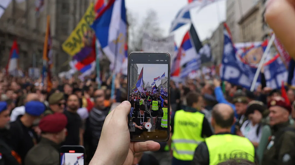 Протестиращи счупиха витрините на офис на сръбската управляваща партия в Белград