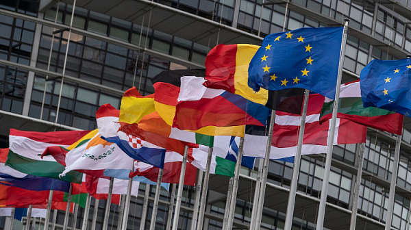 Bloomberg: Холандия и Дания против Украйна да получи статут на кандидат-член на ЕС