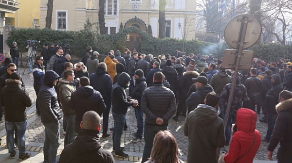 Фенове на ”Ботев” протестират пред гръцкото посолство