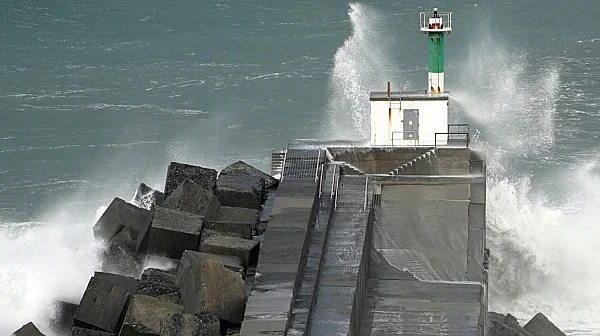 Бурята „Леонардо“ наложи евакуация на хиляди в Испания и Португалия
