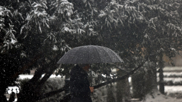 Честит първи сняг! Валежи има в цялата страна. 150 снегорини чистят в София