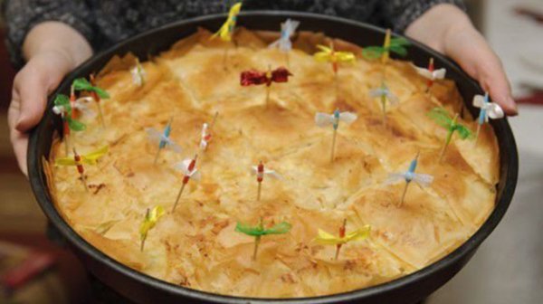 Как се раждат късметите в баницата – историята зад една жива българска традиция