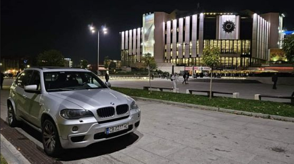 VIP паркомясто? Джип BMW си намери „царско“ място пред НДК