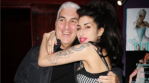 Бащата на Ейми Уайнхаус загуби делото за вещите ѝ