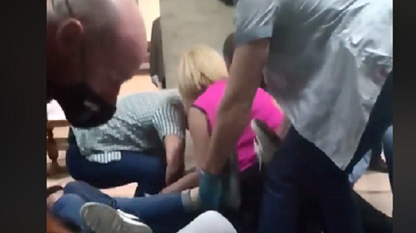 Клипове разкриват брутална агресия срещу майките от охраната в НС /видео/