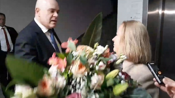 Гешев поднесе букет на новия министър Йорданова, тя му поиска оставката