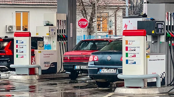 Ценови ограничения, по-ниски данъци: Как Балканите се борят със скока на петрола