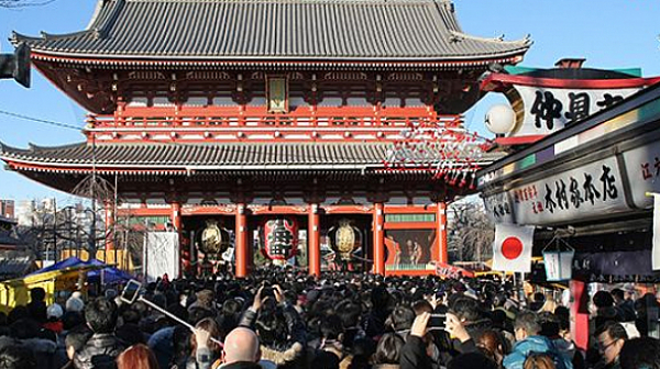 На 1 януари премиерът ни сурвака на голо, а в Япония пият студена вода и се молят