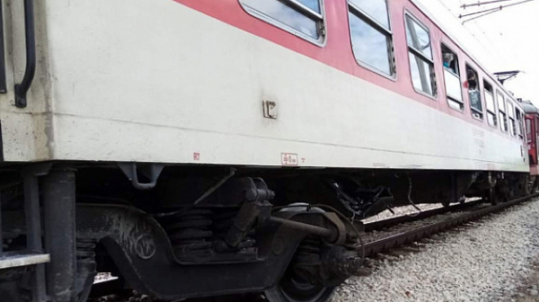 Влакът София -Бургас се удари в паднала скала, пострадал е машинистът