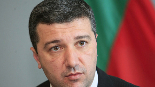 Драгомир Стойнев: Кой ще се извини, че премиерът е обграден с тъпанари?