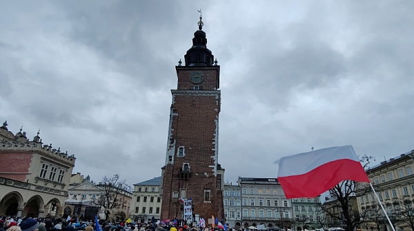 ”Свободни хора, свободни медии”: Граждани протестират в Полша срещу нов закон