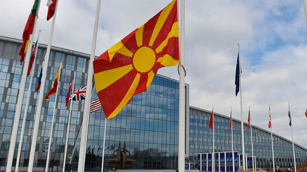 Край на изолацията: Флагът на Северна Мадекония вече се вее пред централата на НАТО