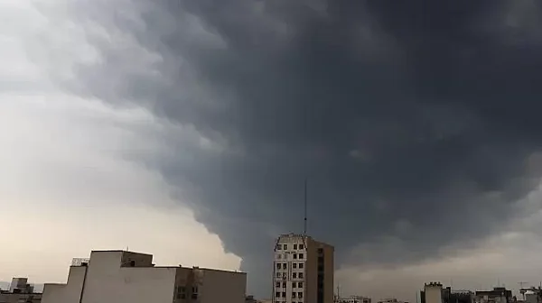 Черен дъжд в Техеран след удари по рафинерии